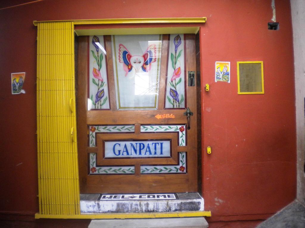 Ganpati Guest House Varanasi Ngoại thất bức ảnh